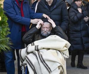 Janusz Michałowski na wózku inwalidzkim na pogrzebie żony