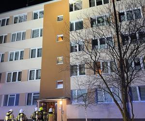 Pożar mieszkania w Kole. Strażacy walczyli z ogniem do późnej nocy