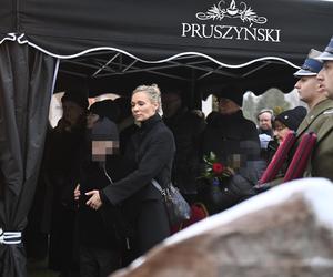 Zapłakana Sonia Bohosiewicz na pogrzebie teścia. Smutek, że aż serce się kroi 