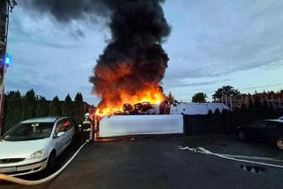 Pożar składowiska wraków samochodów w Maliniu koło Mielca