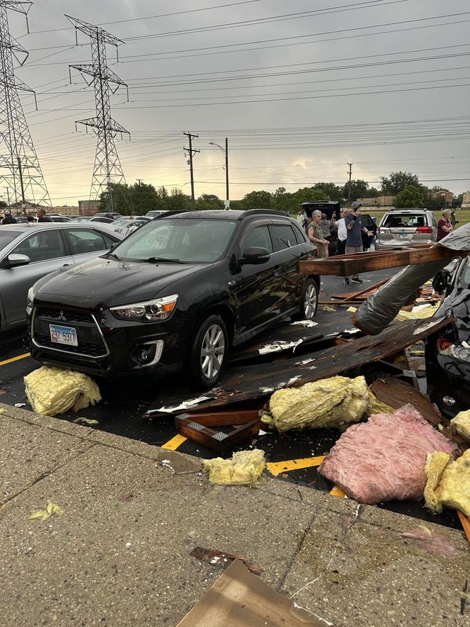 Wichura zerwała dach budynku pod Chicago