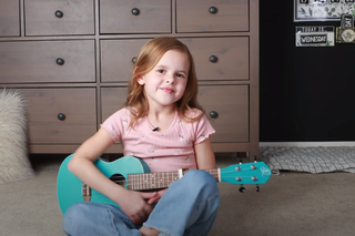 7-latka śpiewa i gra na ukulele. Tego głosu i popularności może pozazdrościć jej każdy!