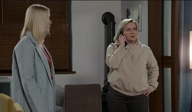 Pierwsza miłość, odcinek 3839. Emilka (Anna Ilczuk), Marysia (Aneta Zając) 