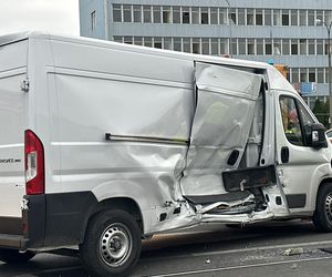 Tramwaj uderzył w busa na Annopolu. Poważny wypadek, motorniczy ranny