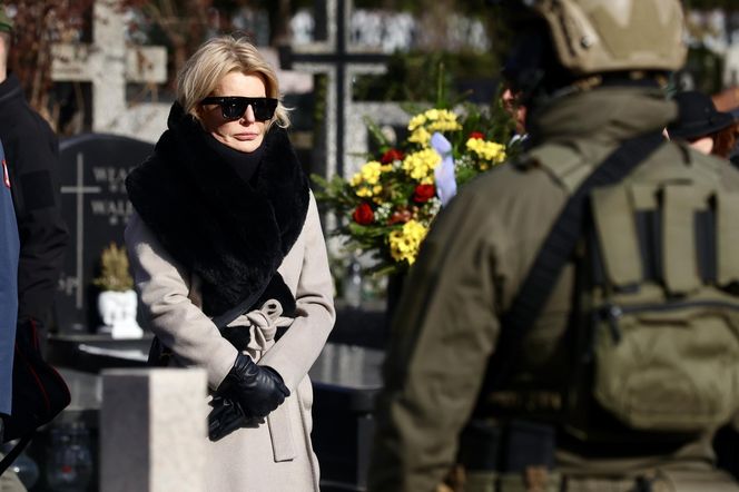 Joanna Racewicz ociera łzy przy grobie męża, pocieszyła ją Barbara Nowacka