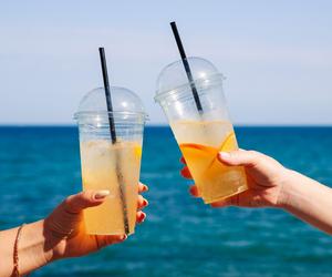 Ile wody powinniśmy pić w upały? Sprawdź, zanim się odwodnisz