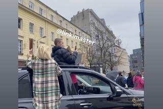 Marta Linkiewicz przyjechała na STRAJK KOBIET luksusowym Mercedesem GLE