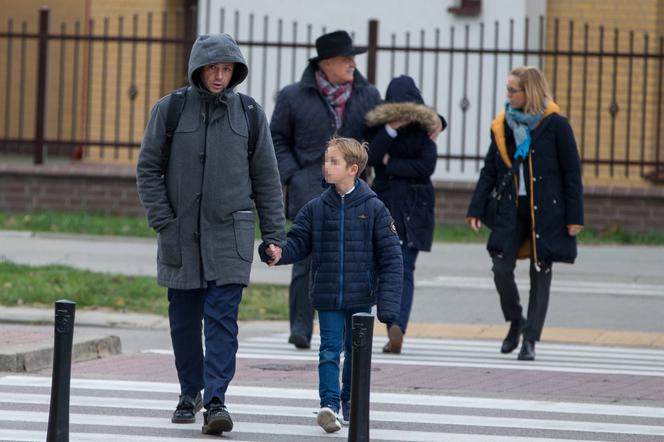 Rafał Trzaskowski jedzie z rodziną metrem na zaprzysiężenie