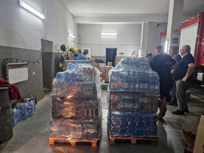 Piękny gest. Anonimowy darczyńca przekazał powodzianom setki par butów i ciepłych skarpet [ZDJĘCIA]