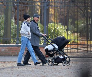 Krzysztof Ibisz z rodziną na spacerze