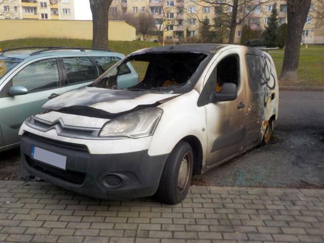 Wraki samochodów zalewają Warszawę