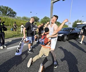  Aktywiści z Ostatniego Pokolenia sparaliżowali ruch. Kierowcy: Ktoś powinien zrobić z nimi porządek!