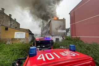 Pożar w centrum Będzina. Strażacy walczą z ogniem