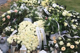Grób 18-letniej Kasi utonął w biały kwiatach [ZDJĘCIA]