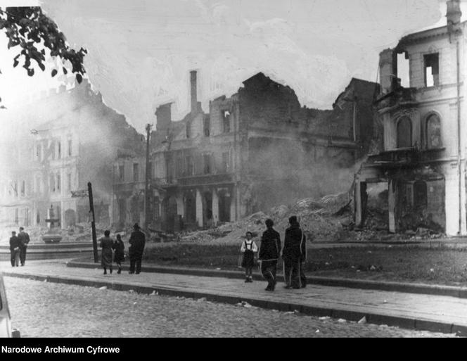 Białystok. Ruiny budynków i mieszkańcy. Rok 1941