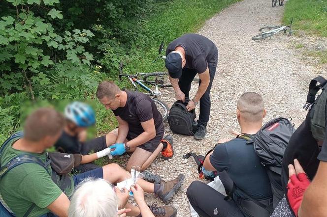 Policjanci na urlopie pomogli poszkodowanemu młodemu rowerzyście