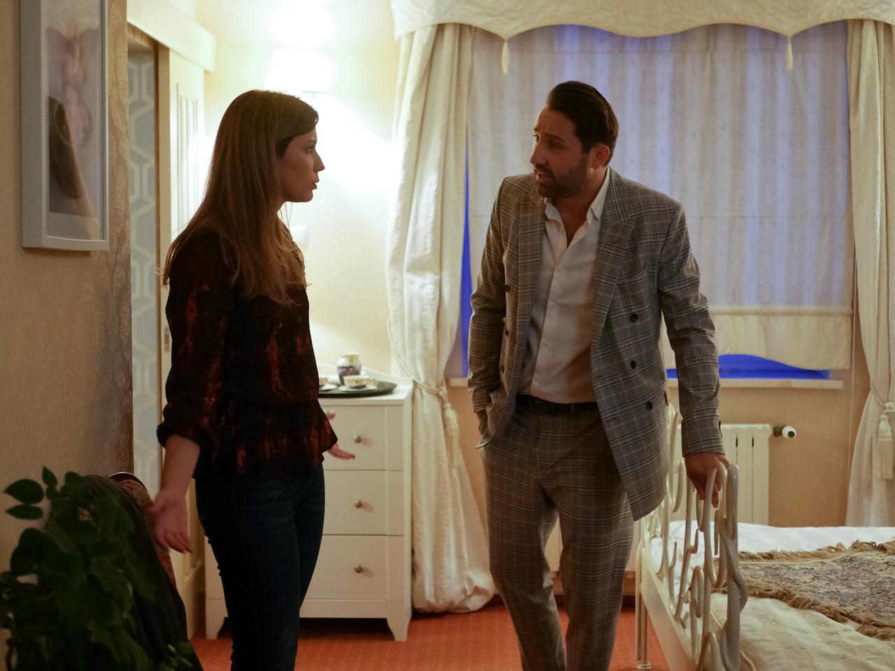 Pierwsza miłość, odcinek 3153 - opis, streszczenie: Alejandro obsypuje Kalinę drogimi prezentami i wzbudza zazdrość Oskara