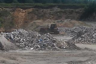 śmieci na terenie wyrobiska w Olszewicach