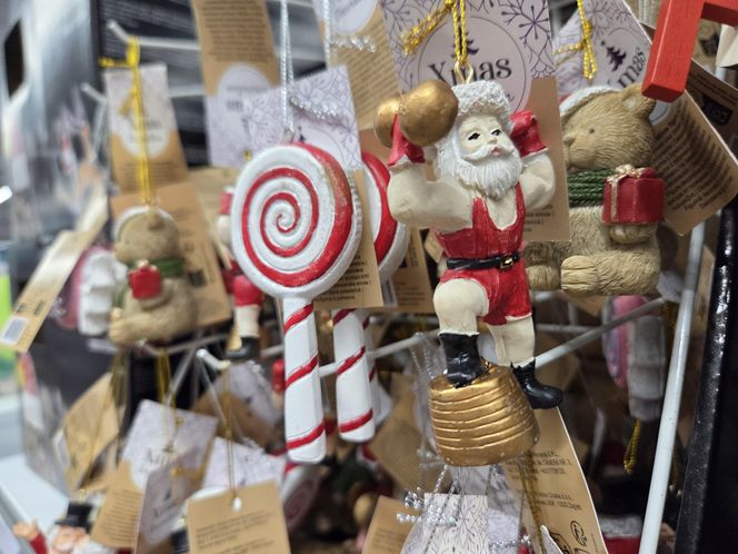 Lato się kończy, a w sklepach już święta Bożego Narodzenia. Klienci w szoku. "To przesada!"