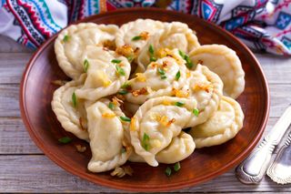 Przepis na pierogi z tartymi ziemniakami. Pyszny i aromatyczny obiad za grosze 