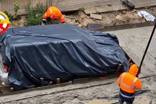 Nie przestawił w porę samochodu. Zabetonowali mu auto