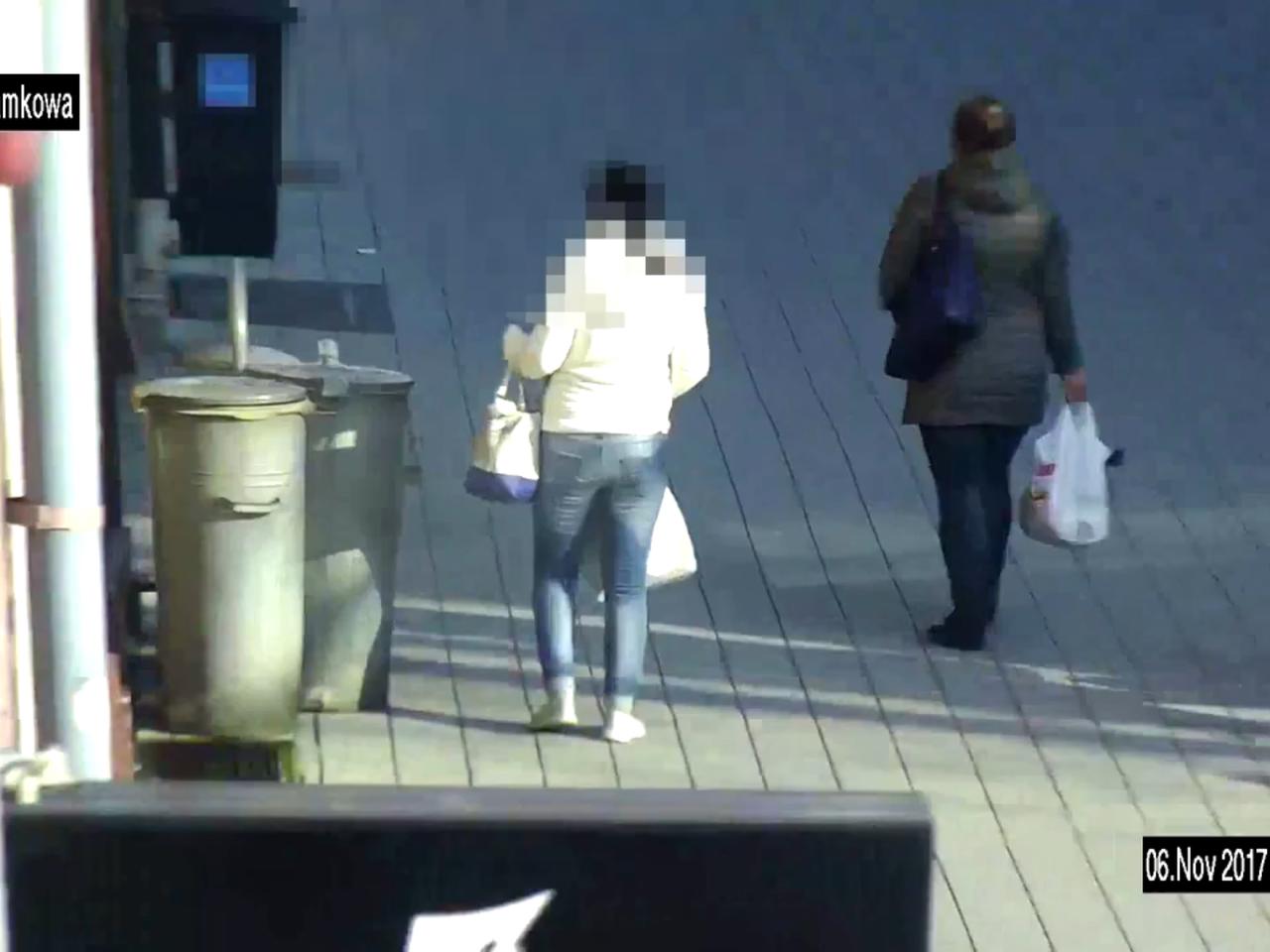 Wyżebrała jedzenie i wyrzuciła do śmieci