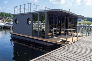 A gdyby tak kupić dom na wodzie? Sprawdź, ile kosztuje houseboat