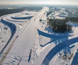 Autostrada A2 do Siedlec z lotu ptaka w ziomowej scenerii 