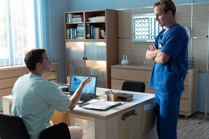 Na dobre i na złe, odcinek 718: Śledztwo Michała w sprawie śmierci pacjenta. Była żona Tomasza oskarży go o morderstwo