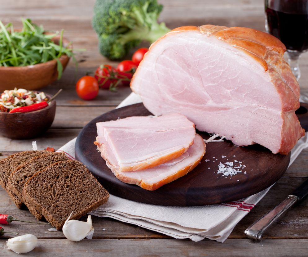 Szynka peklowana, pieczona w niskiej temperaturze - pięknie różowa i bosko delikatna