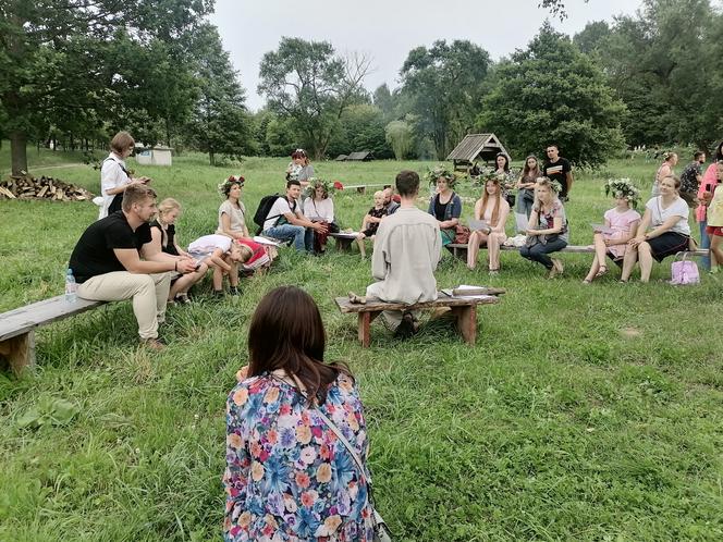 Tak wyglądała noc świętojańska w lubelskim skansenie! Wicie wianków i wrzucanie ich do wody [ZDJĘCIA]