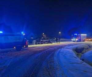 UWAGA ślisko! W Kałkowie bus wypadł z drogi i przewrócił się na bok