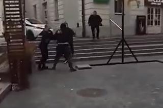 Atak nożownika pod galerią handlową w Siedlcach. Kolega dźgnął kolegę na oczach gapiów!