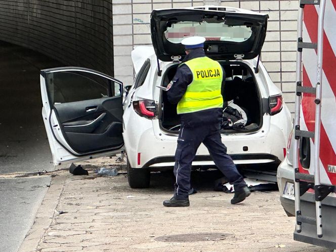 Śmiertelny wypadek w centrum Warszawy. Kierowca wjechał w ścianę tunelu