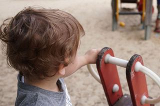 3-letnie dziecko zniknęło z placu zabaw, odnalazło się w samochodzie. „Widoczne oznaki przegrzania”