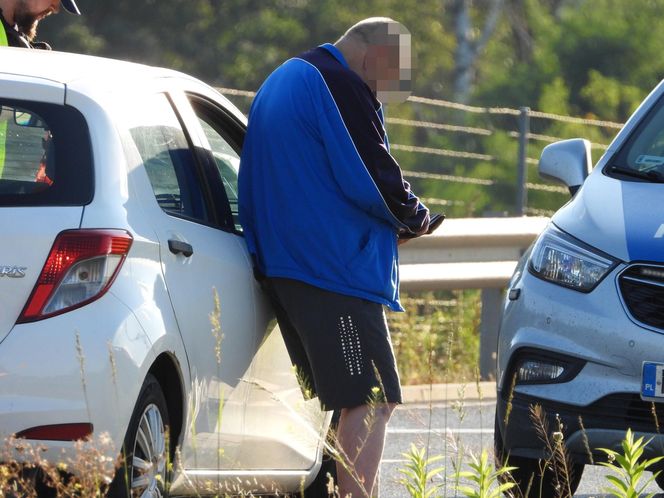 Chciał wjechać pod prąd na S8 pod Warszawą. Wyszedł z auta i prawie zasnął na drodze