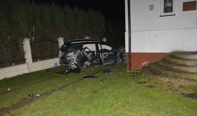 Krosno. 25-latek wsiadł do audi i huknął w dom! Wydmuchał ponad 2 promile 
