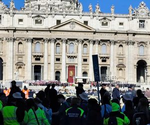 Ostatnie chwile przed pogrzebem Franciszka. Tłumy wiernych na pl. św. Piotra