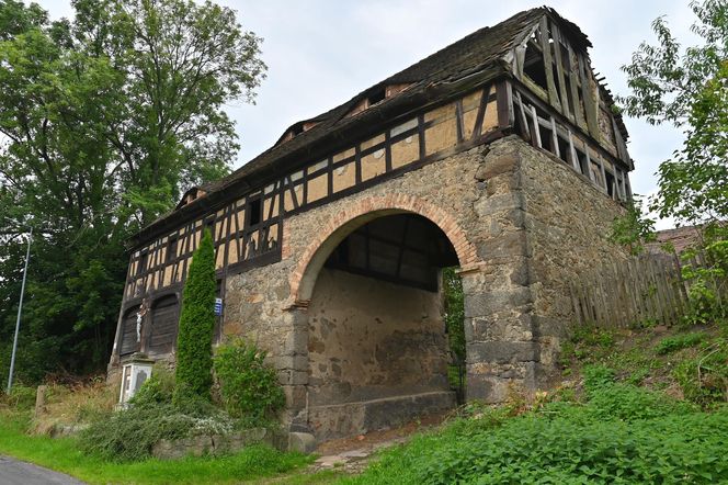 Działoszyn k/Bogatyni - Torhaus, ruinersi należą do grupy ratunkowej tego unikalnego budynku