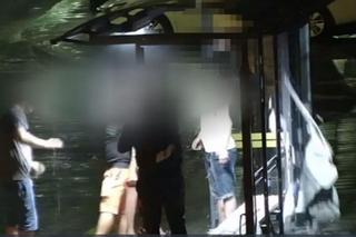 Radom. Zdemolowali wiatę. Gdy trafili za kratki, dostali szału