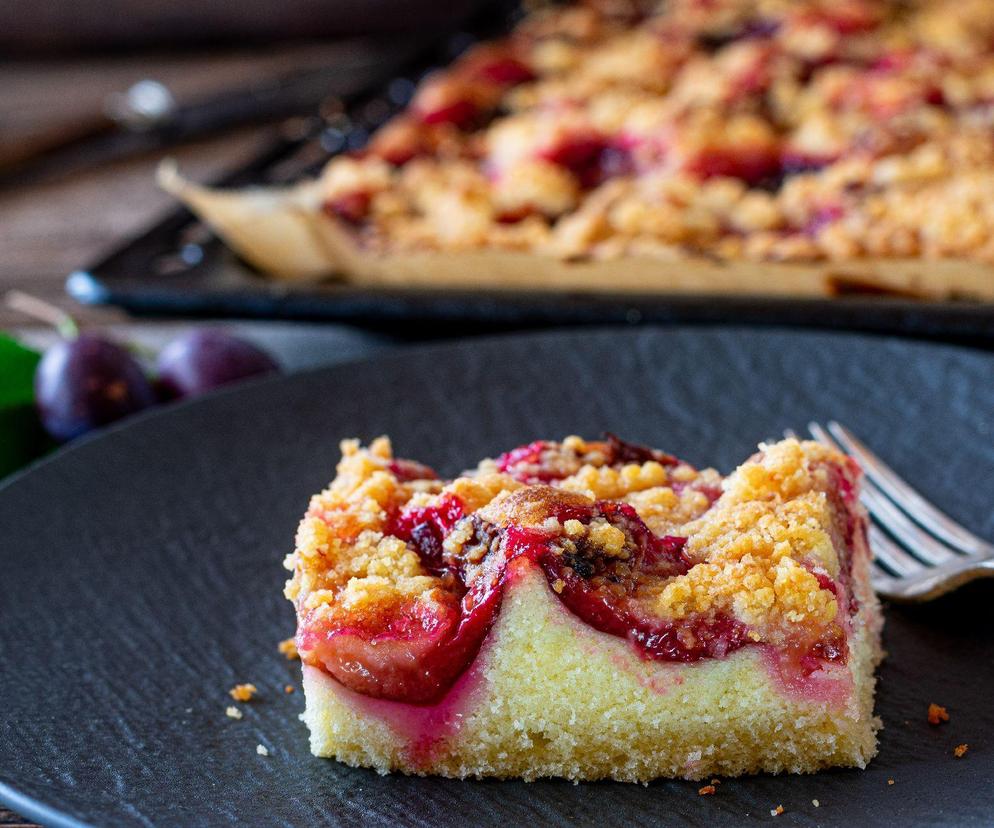 Placek śliwkowy z kruszonką: przepis na pyszne ciasto