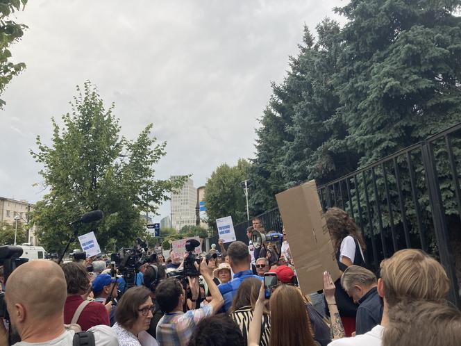 Manifestacja "Nigdy nie będziesz szła sama" w Warszawie. Strajk Kobiet pod Komendą Stołeczną Policji