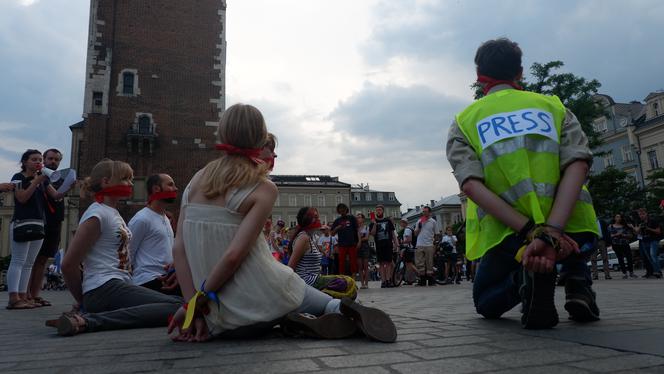 Protest na krakowskim Rynku miał formę przedstawienia - osoby grające artystów i dziennikarzy zostały skrępowane i zakneblowane