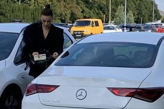Natasza Urbańska zadaje szyku przy białym mercedesie