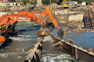 Powódź w Polsce 2024. Tak wygląda zniszczony most w Głuchołazach. Służby wyciągają z wody dźwigary [ZDJĘCIA].