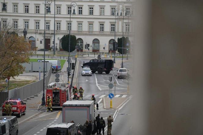 Wszedł na pomnik i twierdzi, że ma bombę. Policyjni negocjatorzy rozmawiająz desperatem