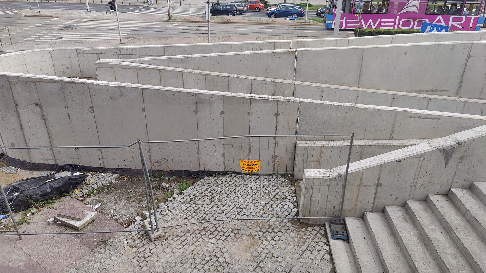 Remont esplanady przy Sedesowcach we Wrocławiu