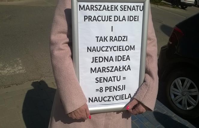 Protestujący mieli różne transparenty.