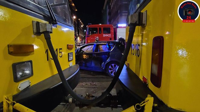 Groźny wypadek w Warszawie. Samochód i dwa tramwaje rozbite. Jeden z nich się wykoleił