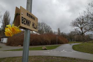 Rondo Benny Hilla? Tajemnicza tabliczka zawisła w weekend na Polu Mokotowskim